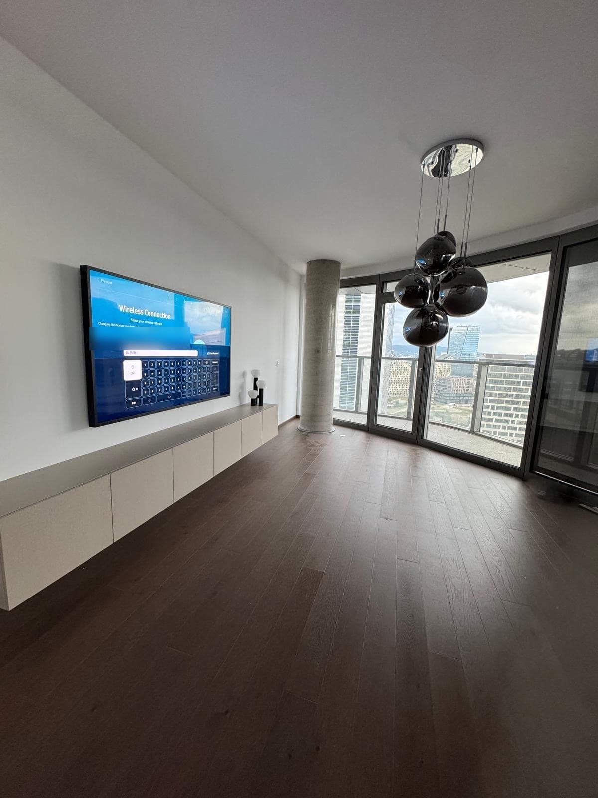 Montáž TV na stenu v presklenom penthouse s výhľadom na Bratislavu — realizácia montaztv.sk